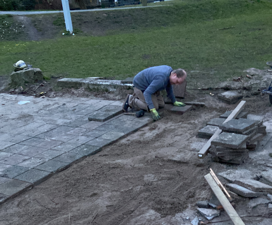 Bestraten speelplein NLdoet